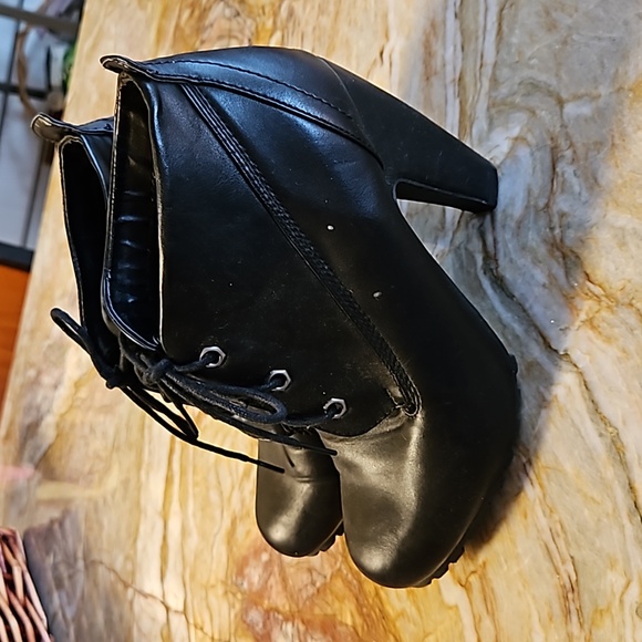 BAMBOO Black laced heeled bootie shoes- 8.5 - Picture 3 of 7